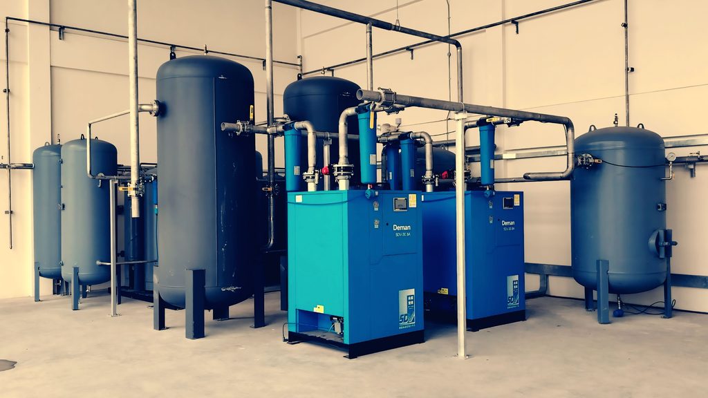 Sala de compresores con calderines a presión en una instalación industrial