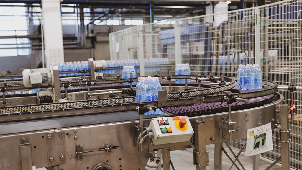 Línea de embotellado en marcha en una planta de producción