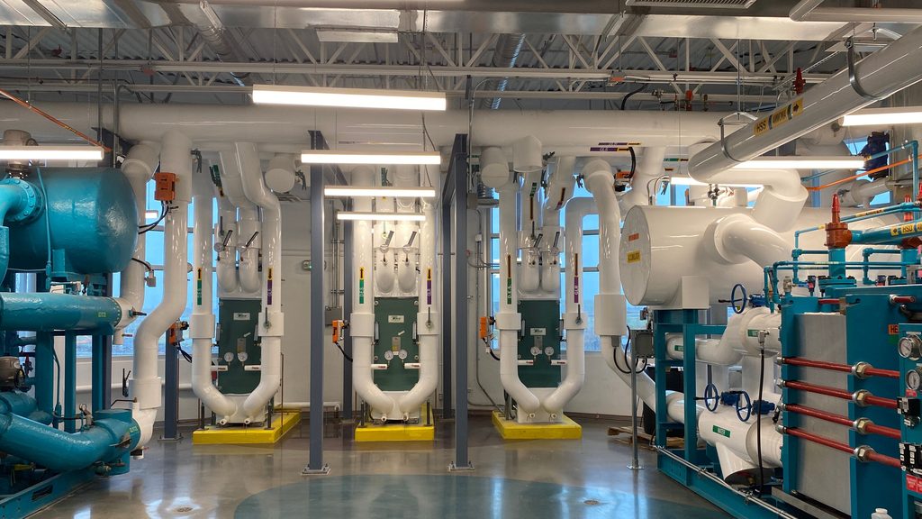 Sala de máquinas de una instalación térmica con intercambiadores, bombas y tuberías